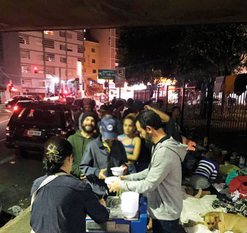 Sócios do Paulistano distribuem sopa aos moradores de rua no centro de São Paulo