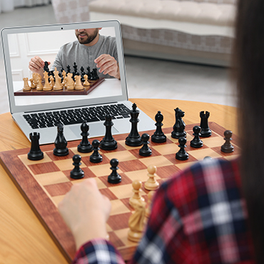 Projeto social com aulas gratuitas de xadrez na comunidade do
